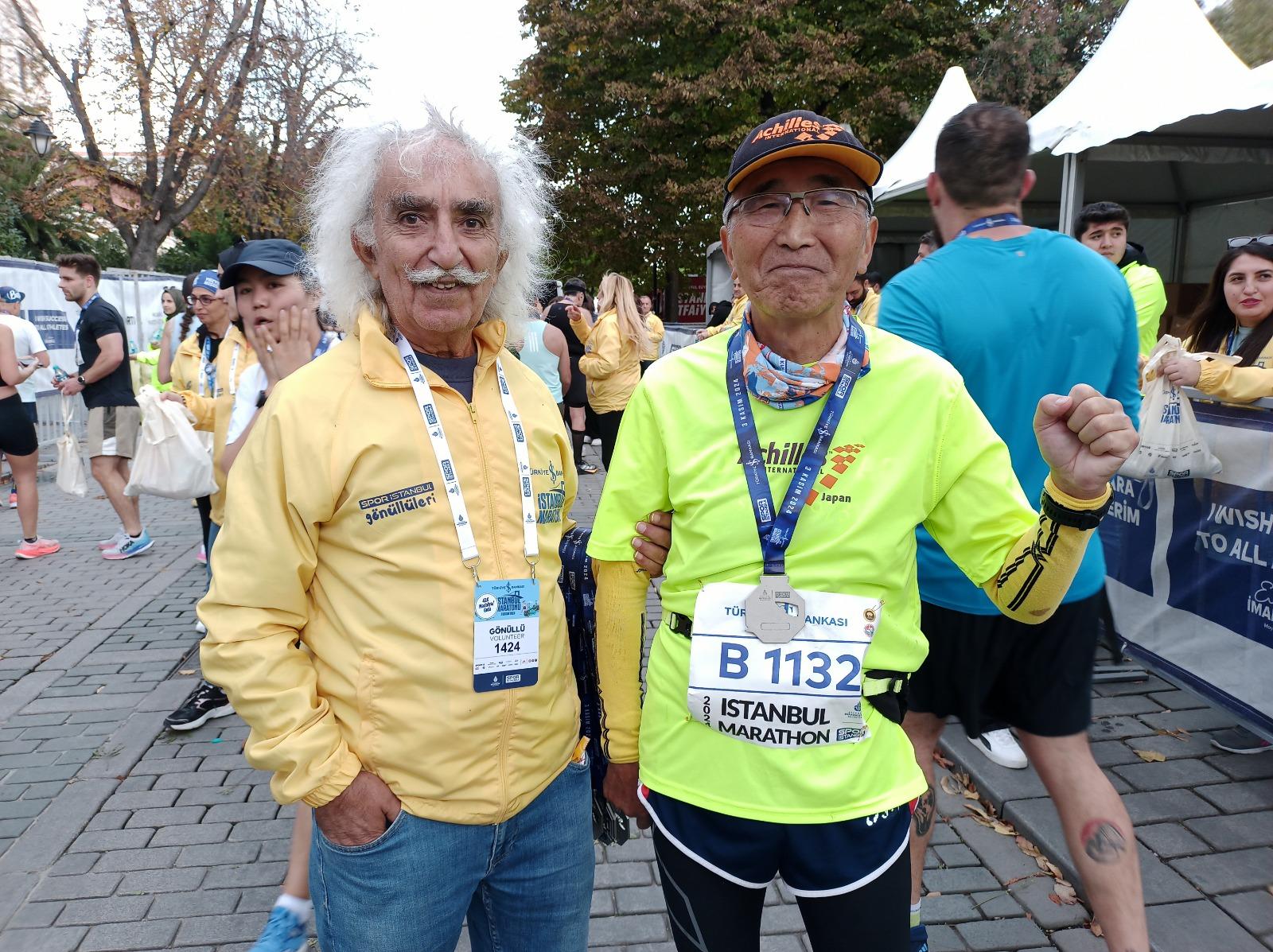 地元クラブのオスマンさんに完走をたたえられました。